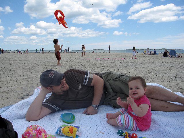 IMG_8221b.jpg - Revere Beach for the Kite Festival ... yes, that is a flying lobstah in the background!