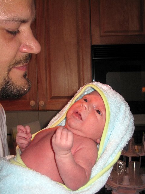 IMG_0929b.jpg - Nathan's first sponge bath at home by Daddy (the bath master).