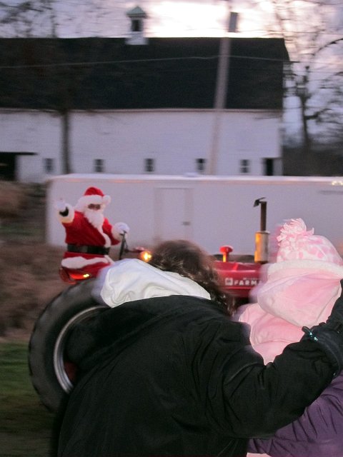 IMG_2644b.jpg - Santa arrived on a tractor ..
