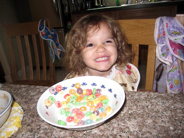 IMG_5585b.jpg - Catherine is loving her Froot Loops as well of course.