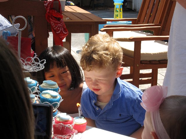 IMG_5704b.jpg - There's the birthday boy!!