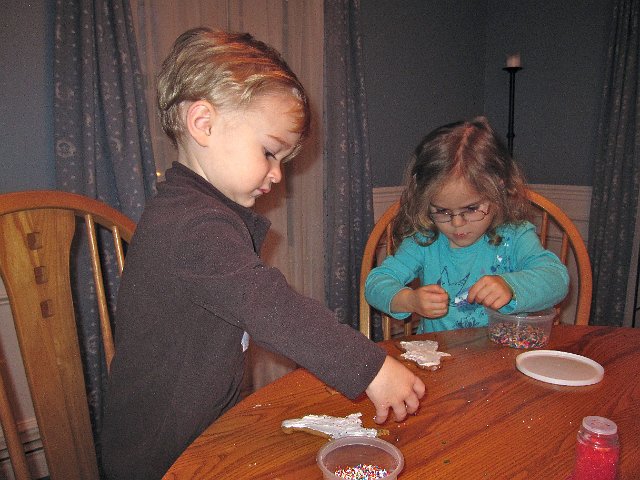 IMG_7529.jpg - Christmas Eve is here and its time to try our hands at gingerbread cookie decorating with the kids.