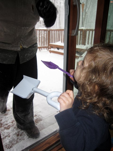 IMG_2622b.jpg - Catherine tried to offer her assistance to Daddy with her little sand shovels .. too funny!