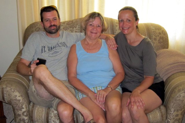IMG_3706b.jpg - Now here's a family shot that doesn't happen often ...