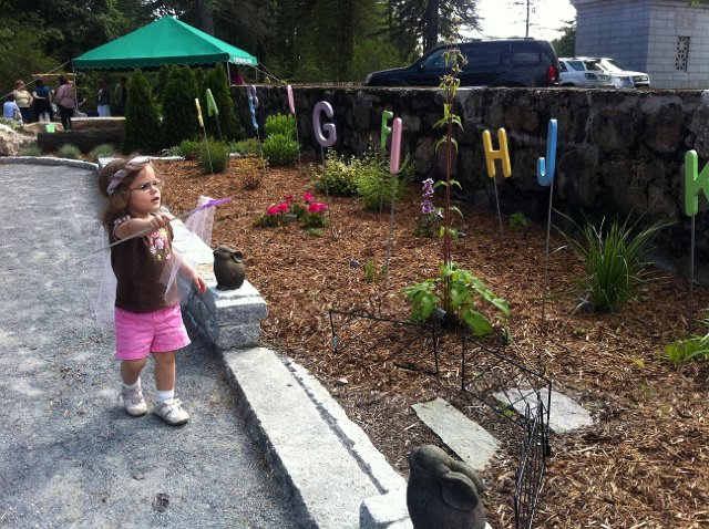 IMG_0374b.jpg - She also thoroughly enjoyed the alphabet display where they had planted types of flowers or herbs to represent each letter.
