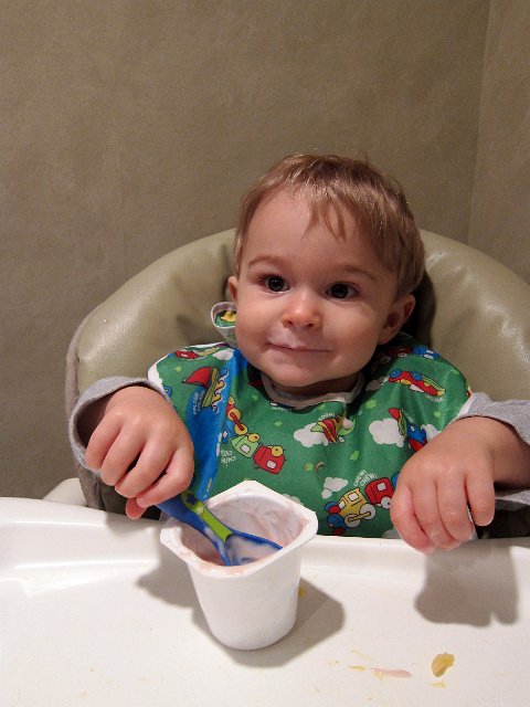 IMG_3489b.jpg - Nathan has shown an interest in feeding himself ... this particular attempt, however, ended in yogurt as finger food!