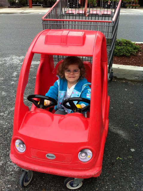 IMG_0932b.jpg - Catherine's first car/shopping cart ride.