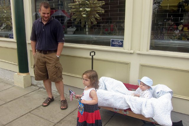 IMG_3376b.jpg - The Burkett family enjoying Andover's Memorial Day parade.  Thank you to our troops!
