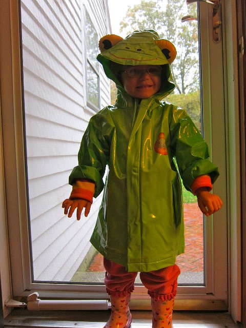 IMG_4016.jpg - First rainy day at school and the school's motto will be tested "We will start outside today" ... Catherine is well prepared and even seems excited.