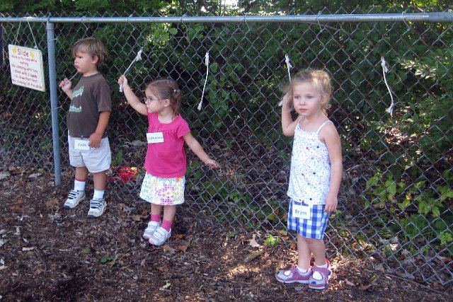 IMG_6209b.jpg - Catherine is learning "the ropes" about her school, literally.  (While waiting in line for anything in the play yard, they hold the rope and move up accordingly.)
