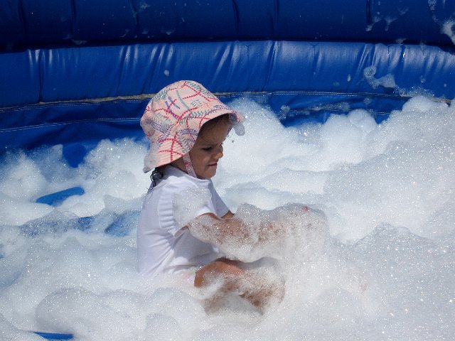 IMG_1616.jpg - We're back at Davis Farmland and this time to enjoy the sprinkler park.  Catherine LOVED the oversized, bubble-filled pool!