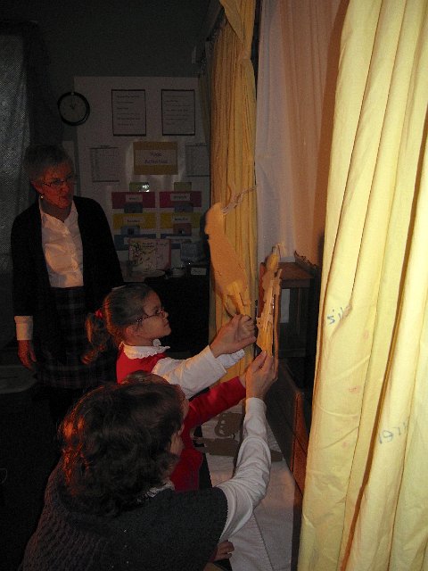 IMG_3291.jpg - Following the puppet show, "The Mitten", we joined in to try it out for ourselves.