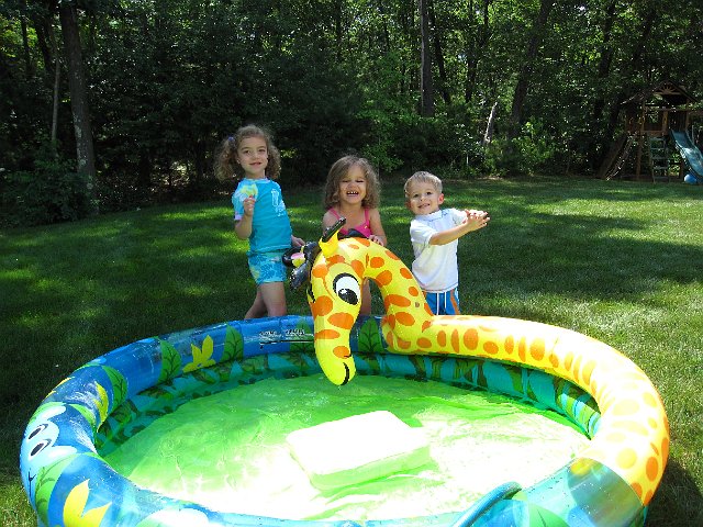 IMG_0922.jpg - A visit with the Halsteads and the kiddos are having a blast with the giraffe pool.