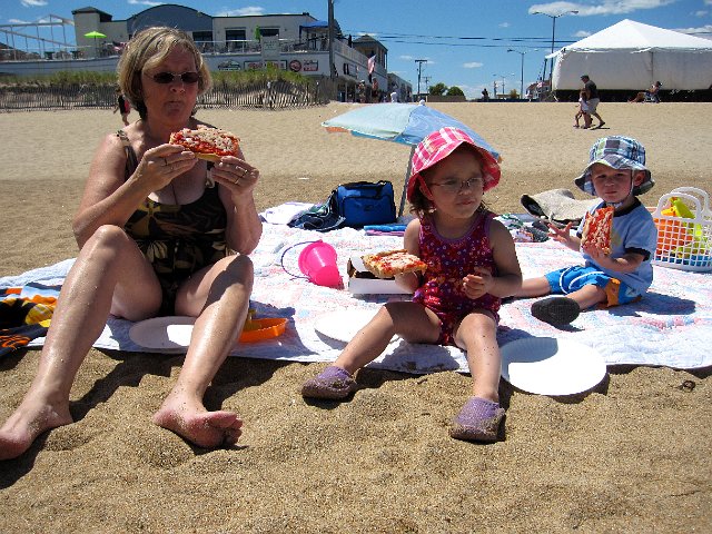 IMG_0937.jpg - Beach pizza, YUM!