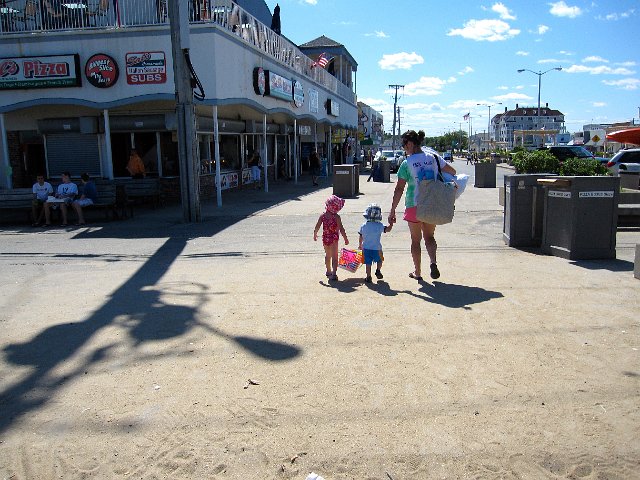 IMG_0966.jpg - Even the best days must come to an end at some point ... but not before grabbing some ice cream!