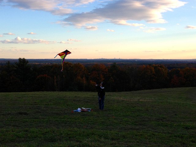 IMG_0928.jpg - You're never too old for a little kite flying.  Can you see the Boston skyline in the distance?  Love this place!