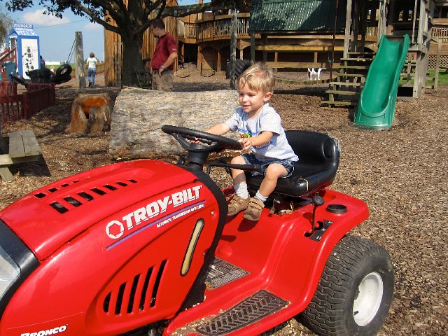 IMG_2246.jpg - A real tractor at the playground, wow!