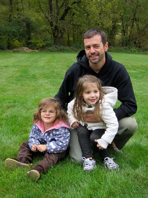 IMG_5546.jpg - Uncle Tom and his favorite nieces.
