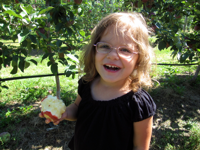 IMG_1997.jpg - I think Catherine likes her apple of choice.