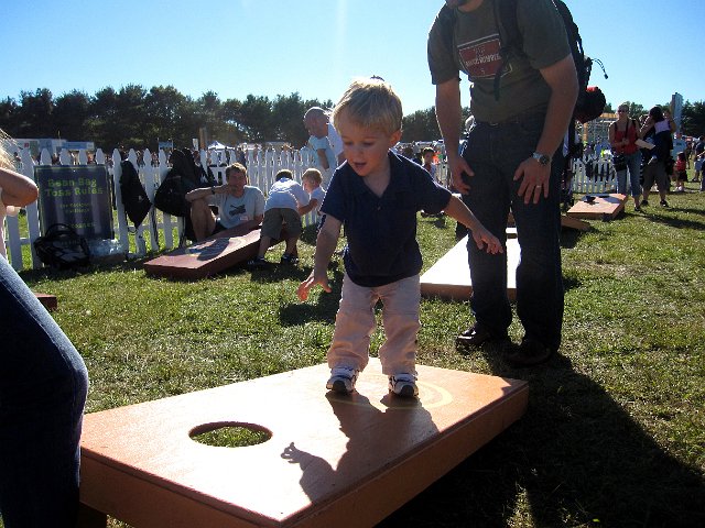 IMG_2142.jpg - He gets creative to ensure that his bean bag makes it.
