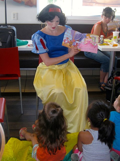 IMG_7717.jpg - A surprise Snow White visit.  Well, it was a surprise to the kids anyway.