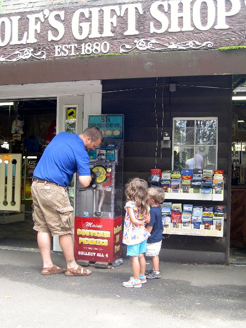 IMG_7945.jpg - The kids anxiously await a zoo souvenir.