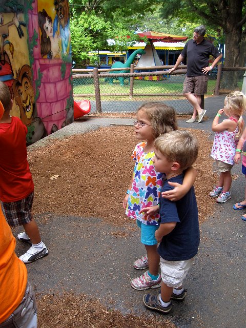 IMG_7972.jpg - Awwww, there's always time for a hug when waiting your turn for a ride (for the 4th time)!!