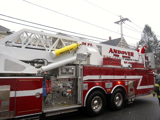 IMG_8935.jpg - And the finale, Santa in the ladder truck.