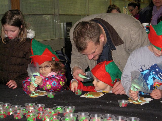 IMG_9018.jpg - The kids (and Daddy) decorated some gingerbread men inside the TD Bank again this year.