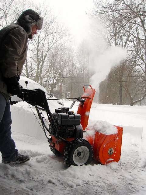 IMG_4160.jpg - Daddy and the snowblower to the rescue!