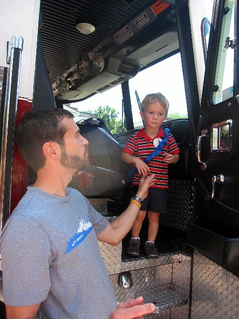 IMG_7154.jpg - Of course, the fire engines are there too and we couldn't miss an opportunity to check them out.