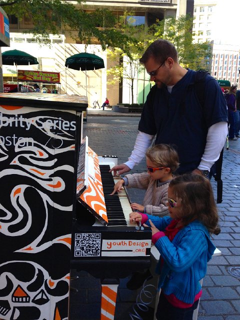 IMG_4699.jpg - We managed to find 3 of the 75 pianos that day.