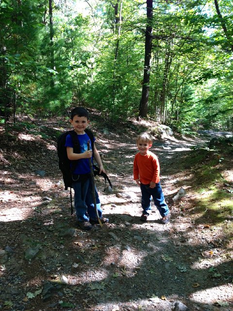 IMG_4323.jpg - We met the Romboldi clan for some great outdoor fun and exercise by tackling the Blue Hills Mountain trails.