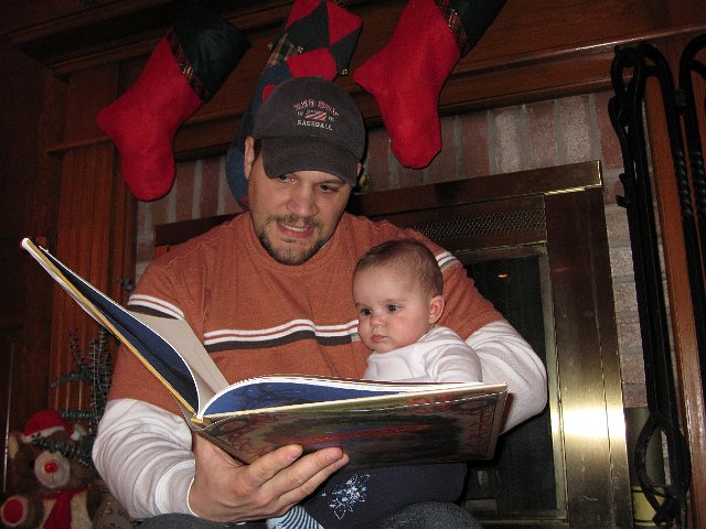 IMG_4685b.jpg - Dad reading 'Twas the Night Before Christmas' to his little girl.