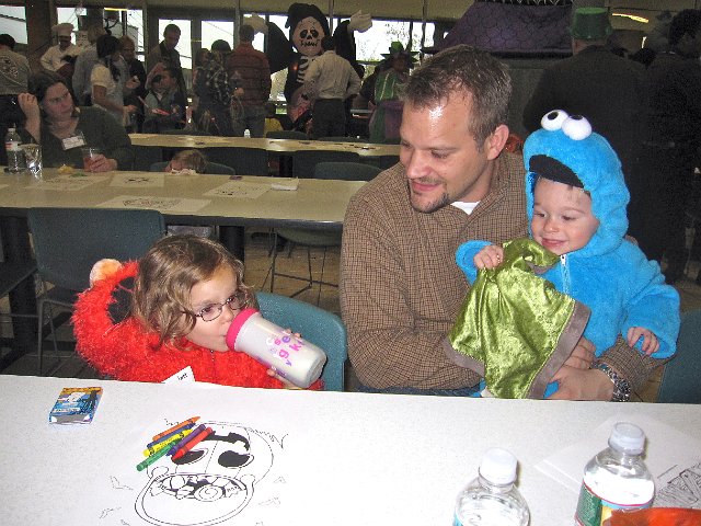 IMG_6747.JPG - Craft and snack time are always part of a good party!