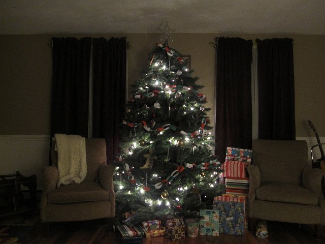 IMG_7573.jpg - Looks like Santa has arrived, woohooo!  (And you can also see the end result of the paper chain project too.)