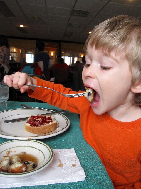 IMG_4775.jpg - Boy, are we all going to miss the daily fritter appetizers ... Nathan especially!