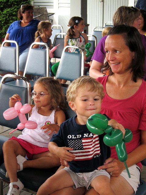 IMG_4614.jpg - He gave lessons on how to make a balloon dog for everyone.