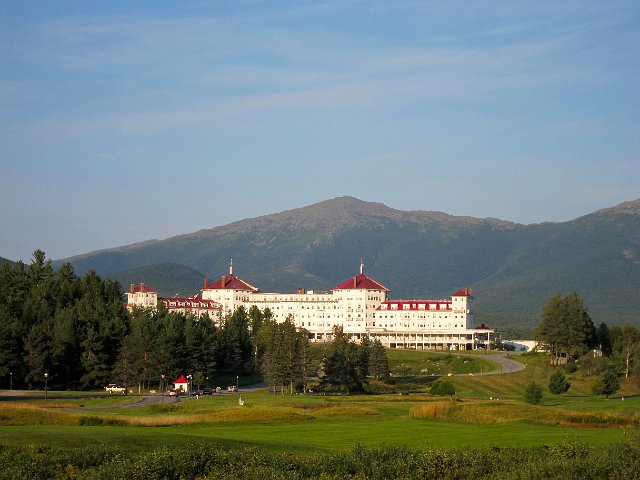 IMG_5192.jpg - Just a few minutes from our vacation home is the famous Mt. Washington Hotel .. I swear I'm going to stay there sometime.