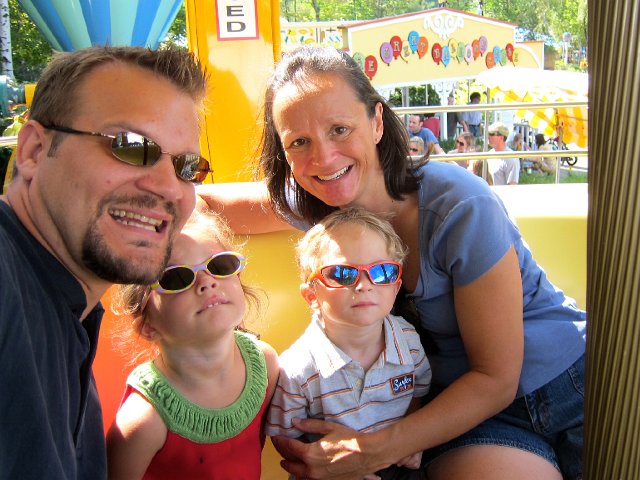 IMG_5009.jpg - A family photo opportunity while on the Great Balloon Chase ride.